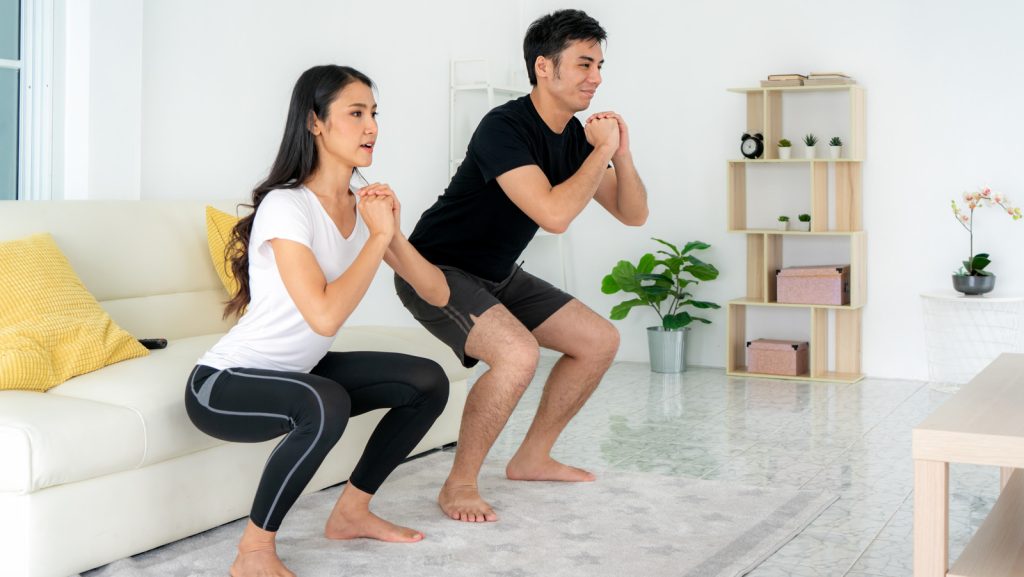 Cặp đôi nam nữ squat tại nhà/