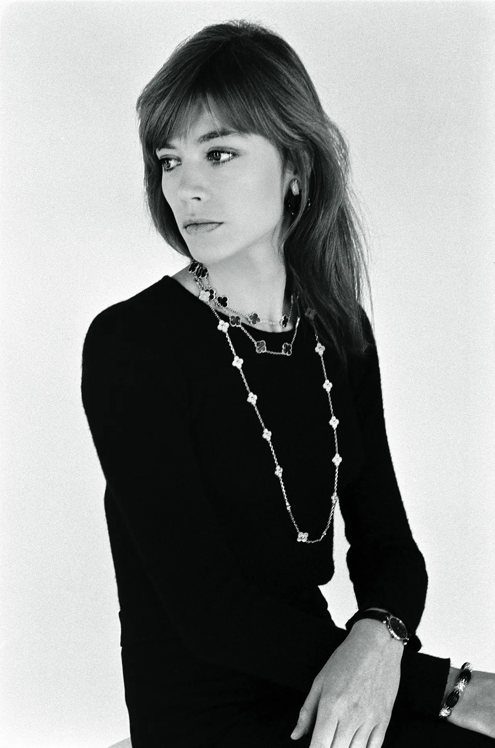 FrancoiseHardy_sautoirs-Alhambra-montre-extra-plate_photoCatherineRotulo-1973