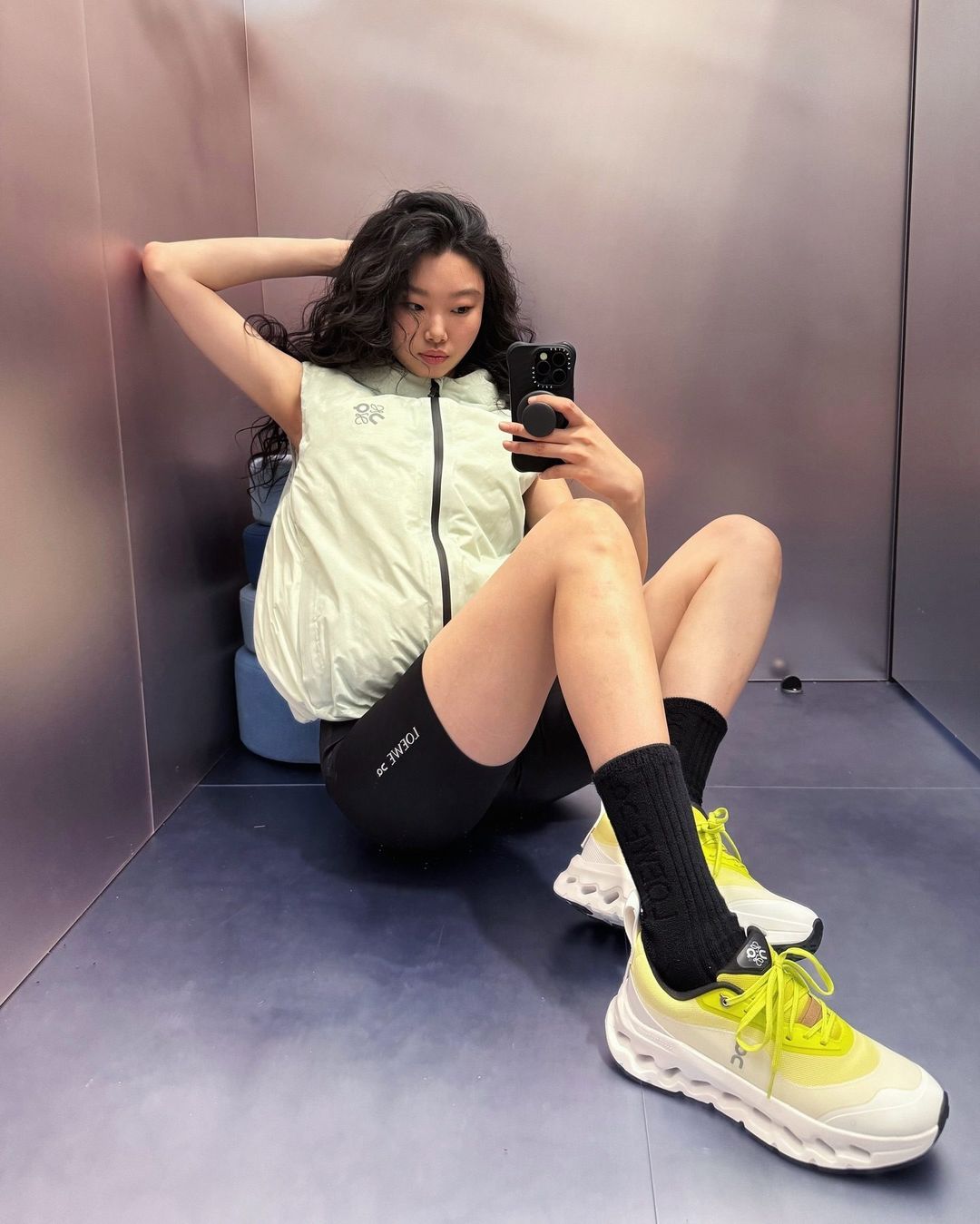 @mulan_bae diện sneaker vàng 