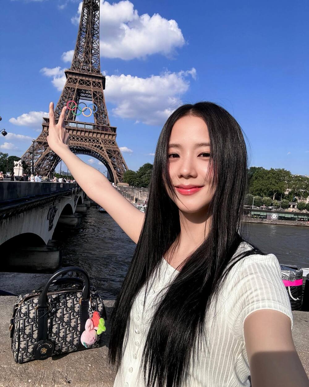 jisoo tạo dáng cùng túi xách dior