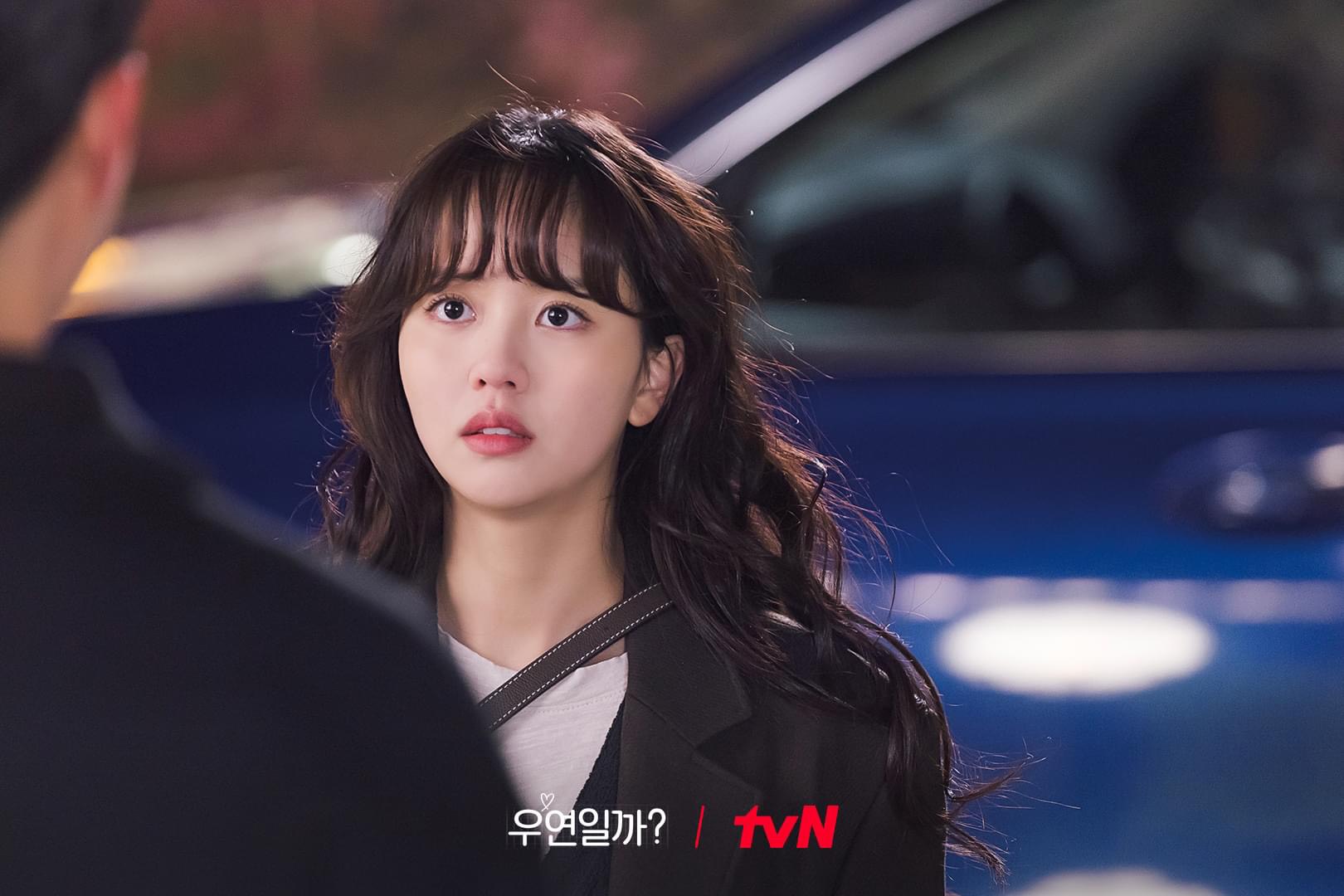 Kim So Hyun uốn tóc xoăn hippie và để mái thưa