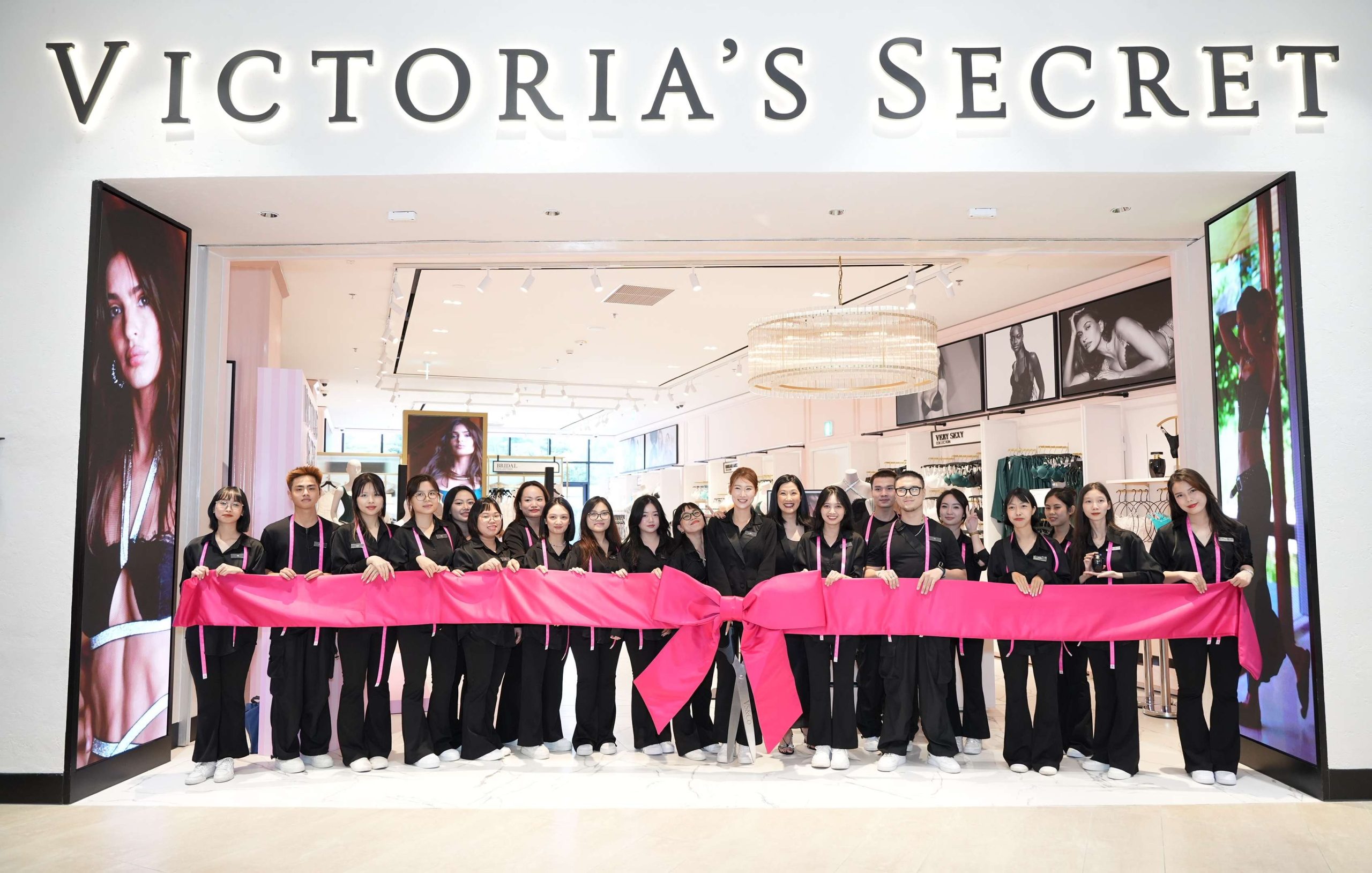 cắt băng khánh thành Victoria's Secret