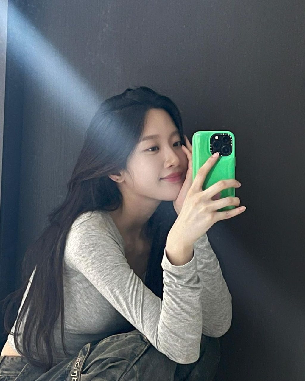 moon ga young chụp ảnh gương