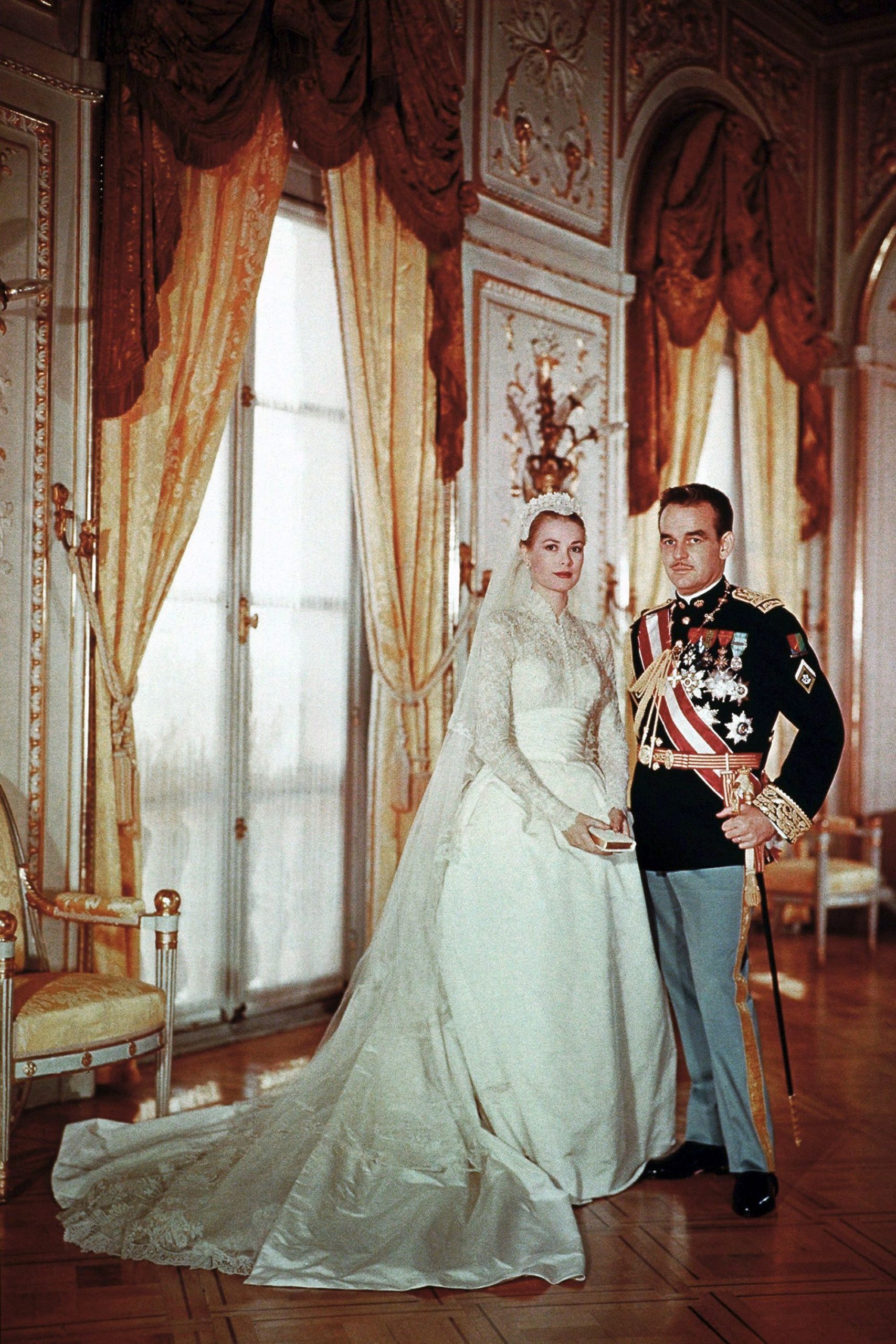 grace kelly wedding dress cùng giày cao gót