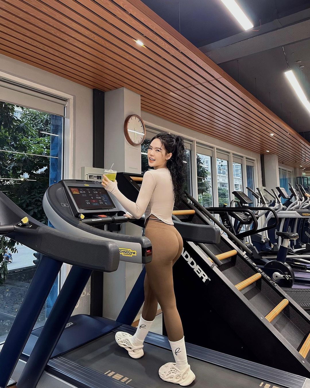 cô gái trên máy chạy bộ tại phòng gym