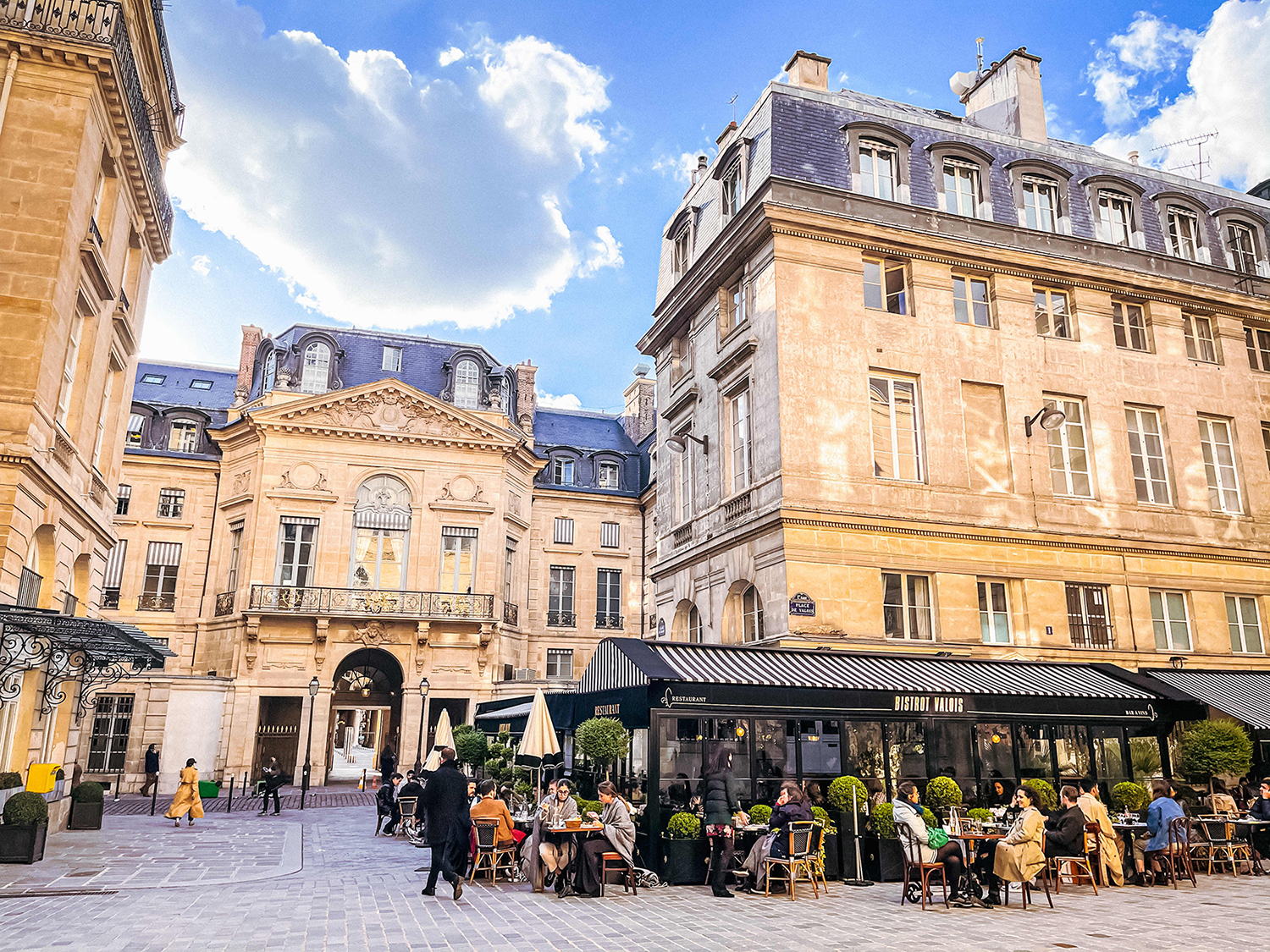 quảng trường Place de Valois 