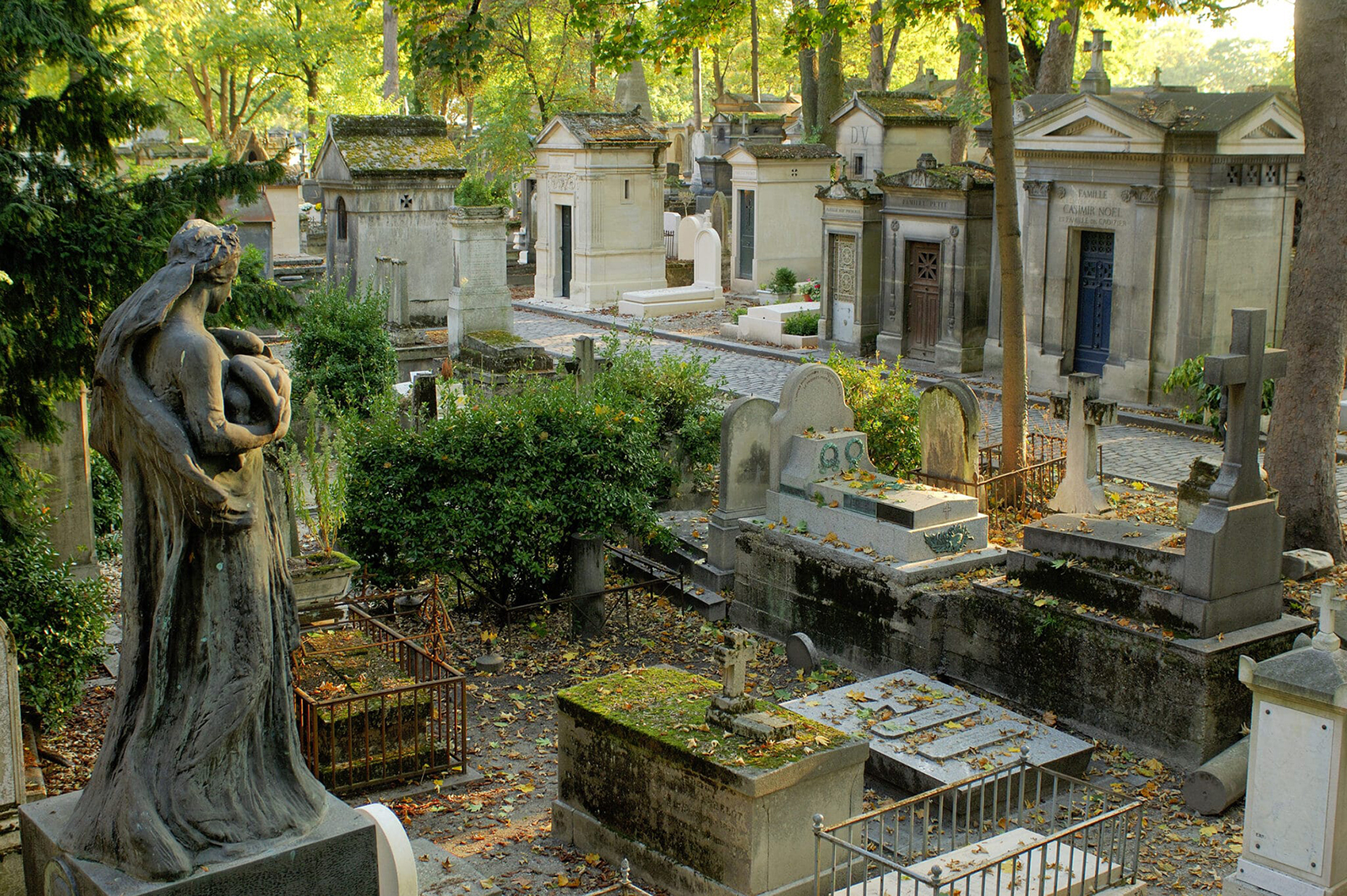 khung cảnh tại nghĩa trang Père Lachaise Paris