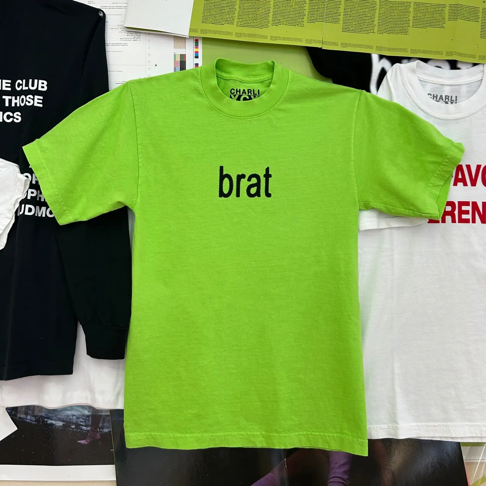 charli_xcx merch áo thun xanh brat