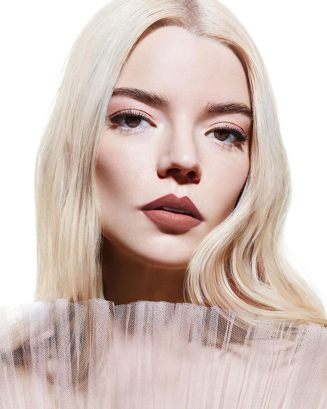 dior - diễn viên Anya Taylor-Joy nhuộm tóc bạch kim, tô son màu mận và chụp ảnh chân dung