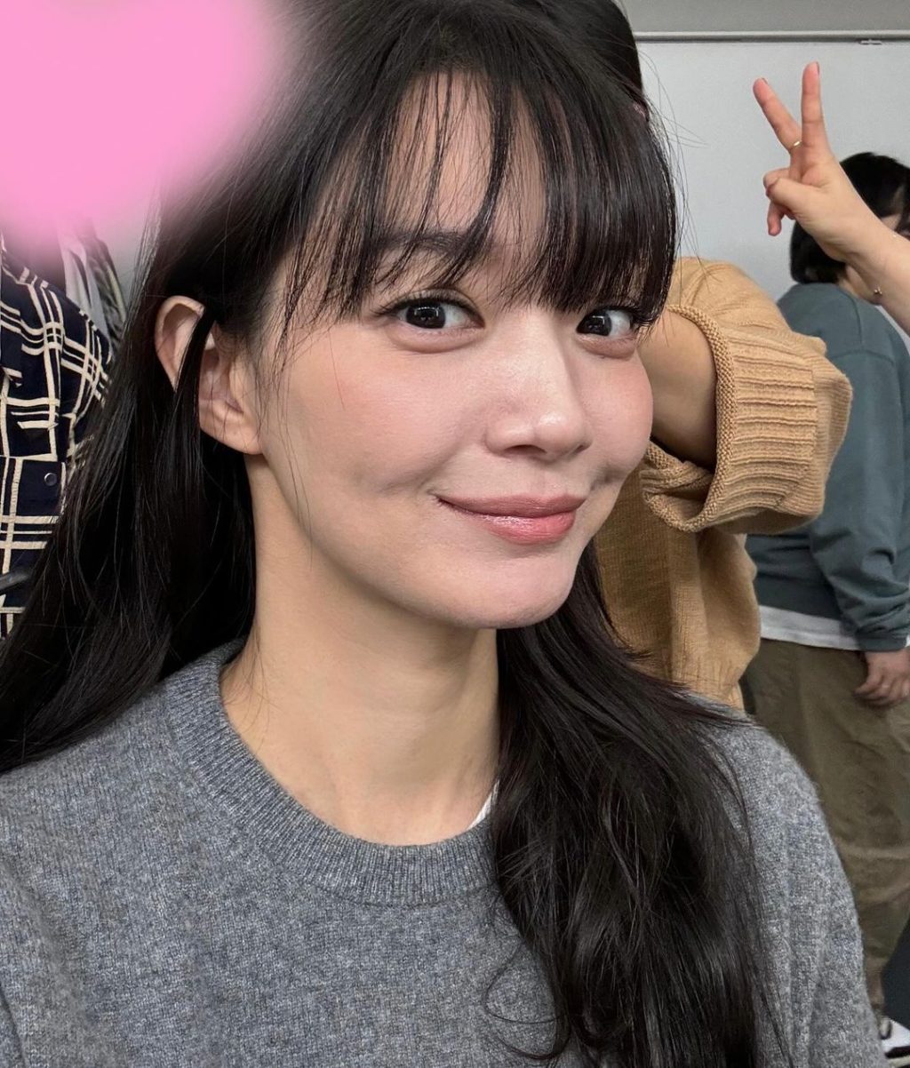 Shin Min Ah tạo kiểu tóc mái thưa và trang điểm tone hồng để selfie