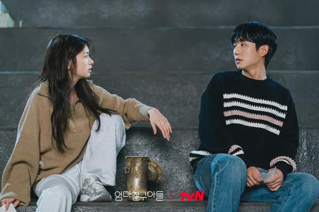 Jung So-min trong "Love Next Door" áo khoác be