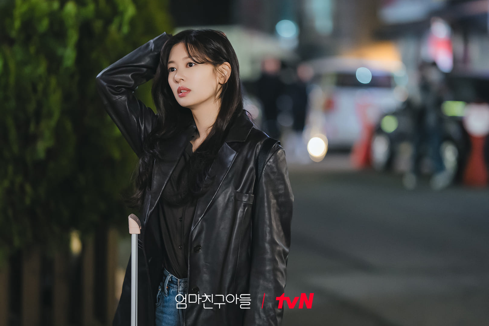 Jung So-min trong "Love Next Door" diện áo khoác da