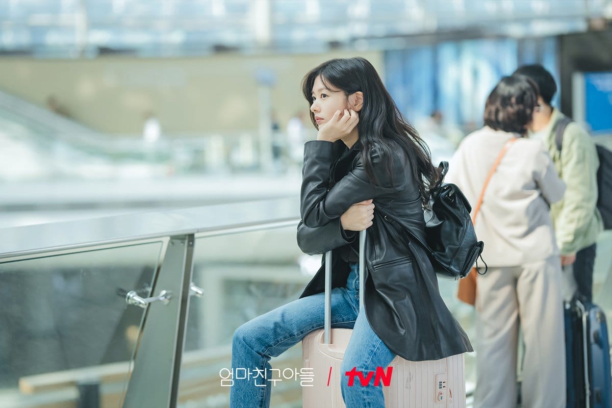 Áo khoác da và quần jeans Jung So-min trong "Love Next Door"