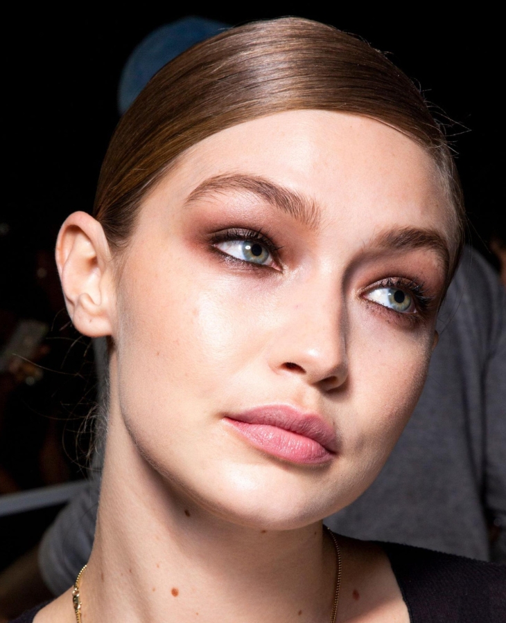 Gigi Hadid với lớp trang điểm mắt màu khói cuốn hút