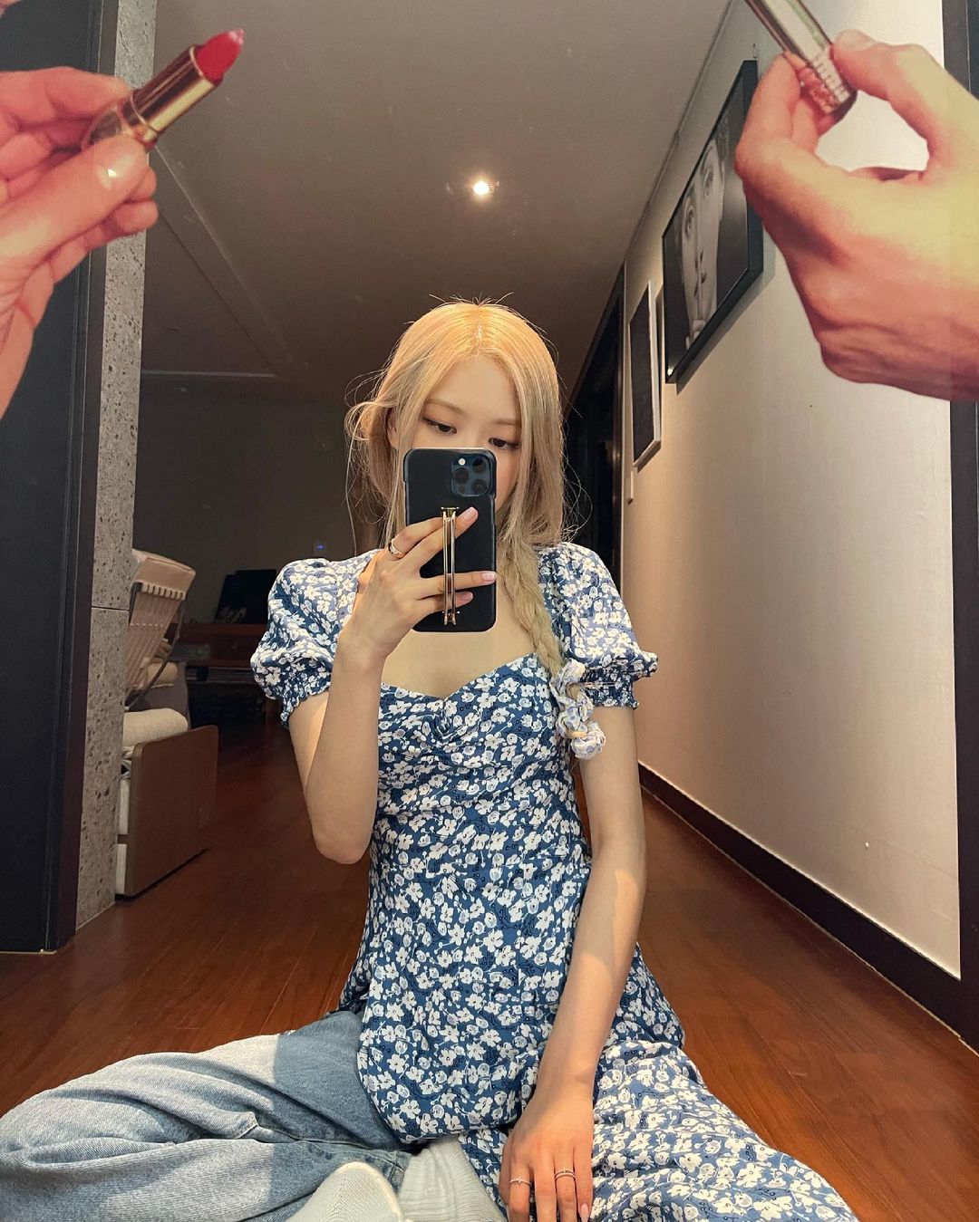 Rosé tóc tết selfie gương