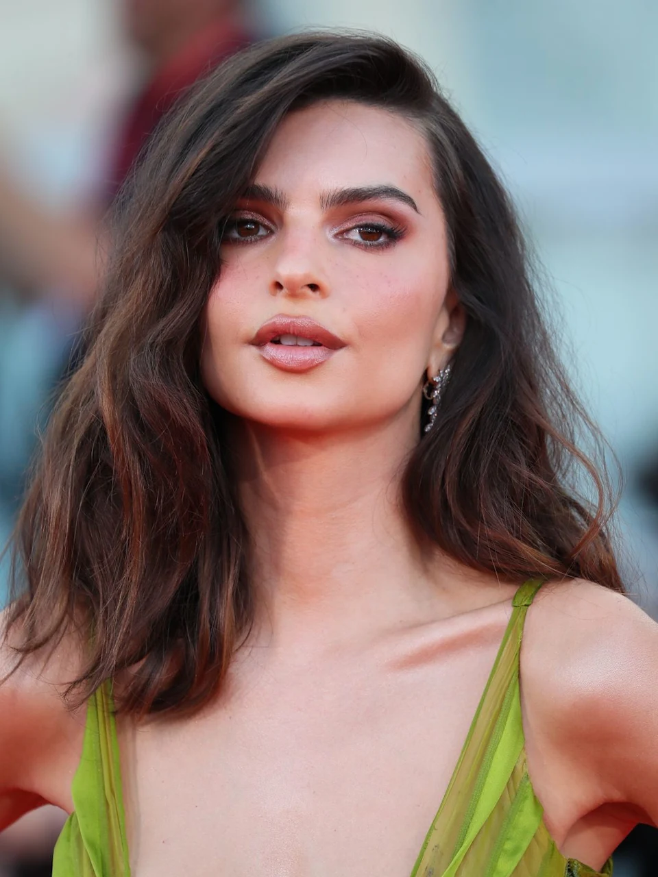 venice - diễn viên Emily Ratajkowski mặc đầm hai dây màu xanh lá, tạo kiểu tóc đánh rối và trang điểm tone nude