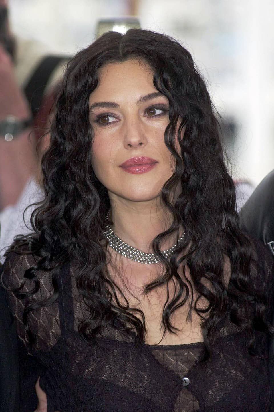 Monica Bellucci uốn tóc xoăn hippie và trang điểm kiểu siren makeup