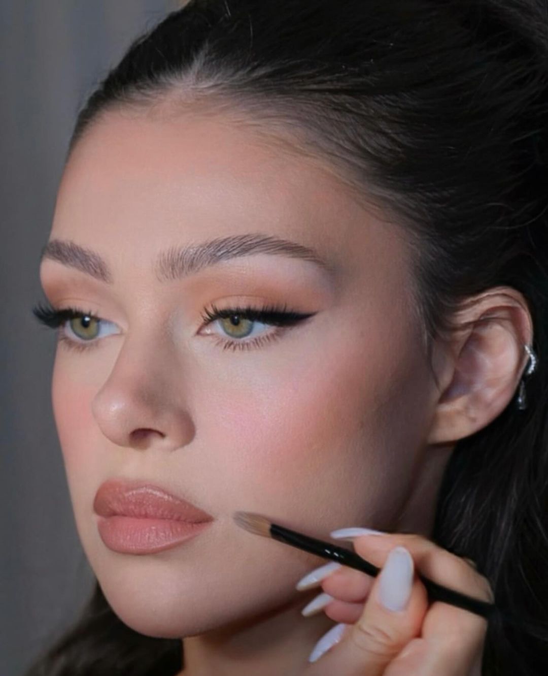 brow lamination - Nicola Peltz trang điểm tone đất và chụp ảnh góc cận