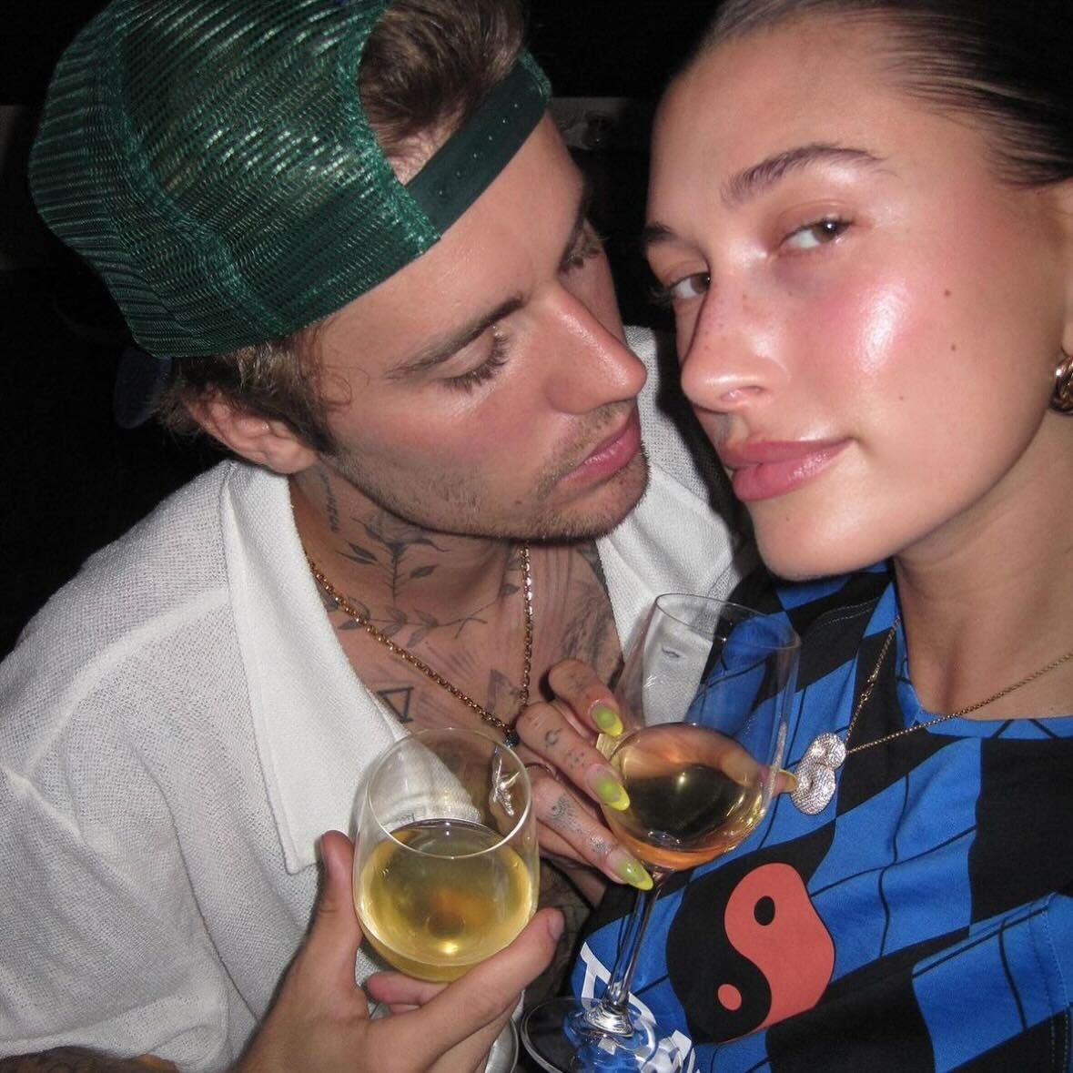 Hailey bieber diện vòng cổ couple