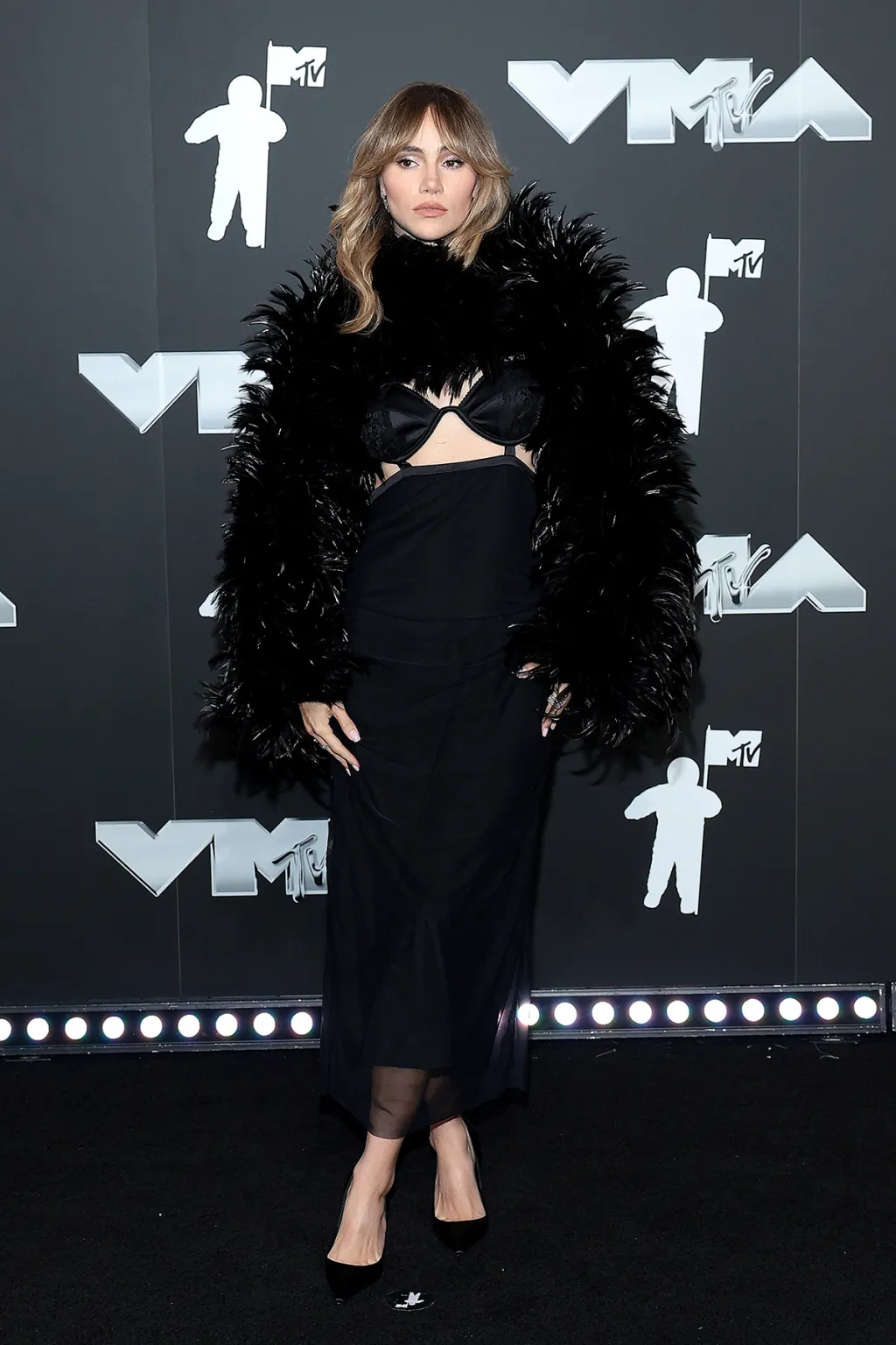 Suki Waterhouse diện thời trang goth tại vmas