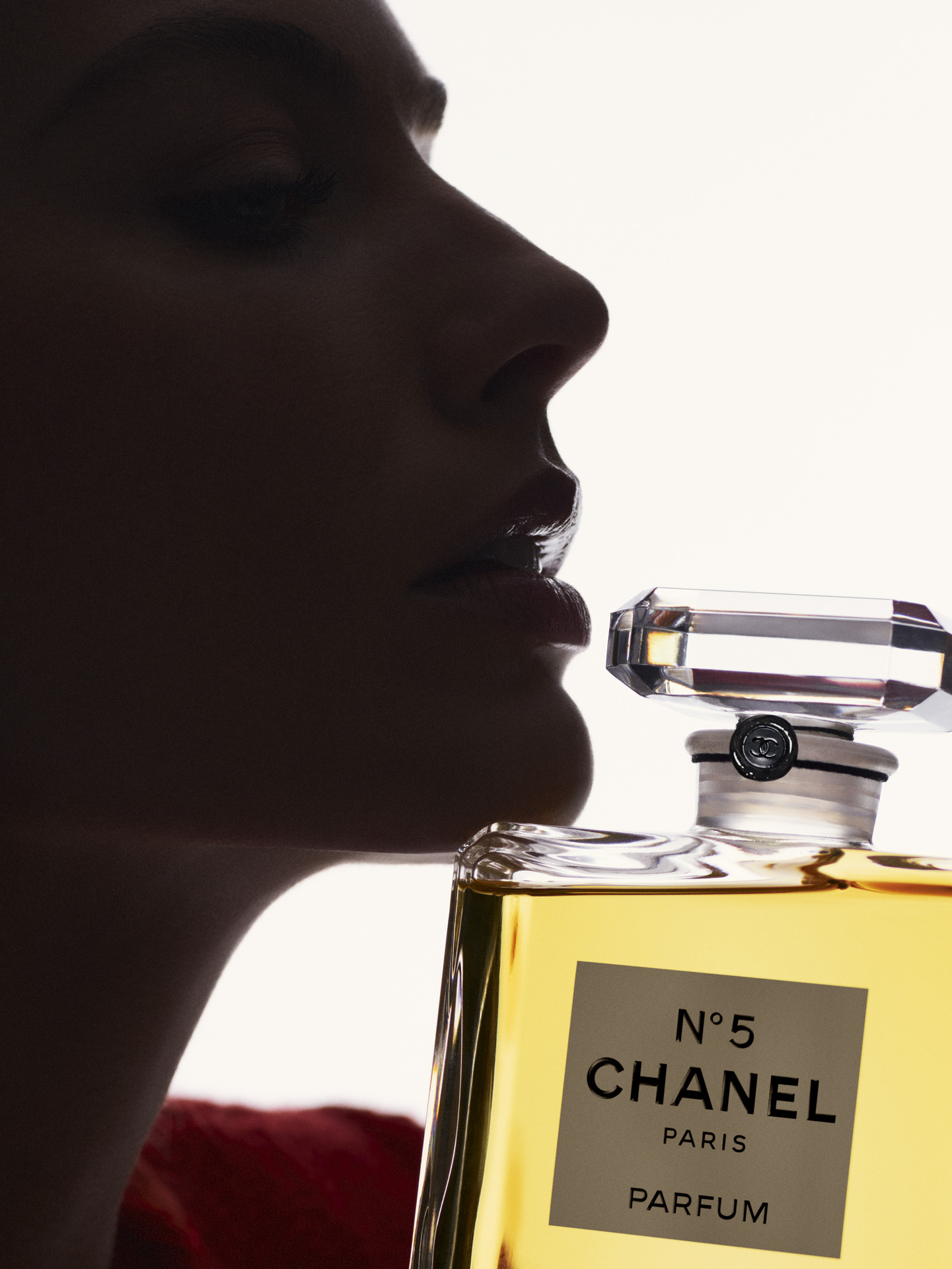 chanel - diễn viên Margot Robbie chụp ảnh góc nghiêng với nước hoa chanel n5