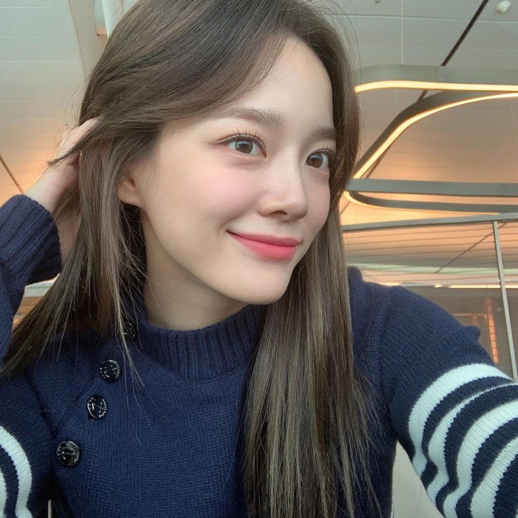 Chăm sóc da nhạy cảm hiệu quả -Kim Se-jeong selfie da trắng hồng.