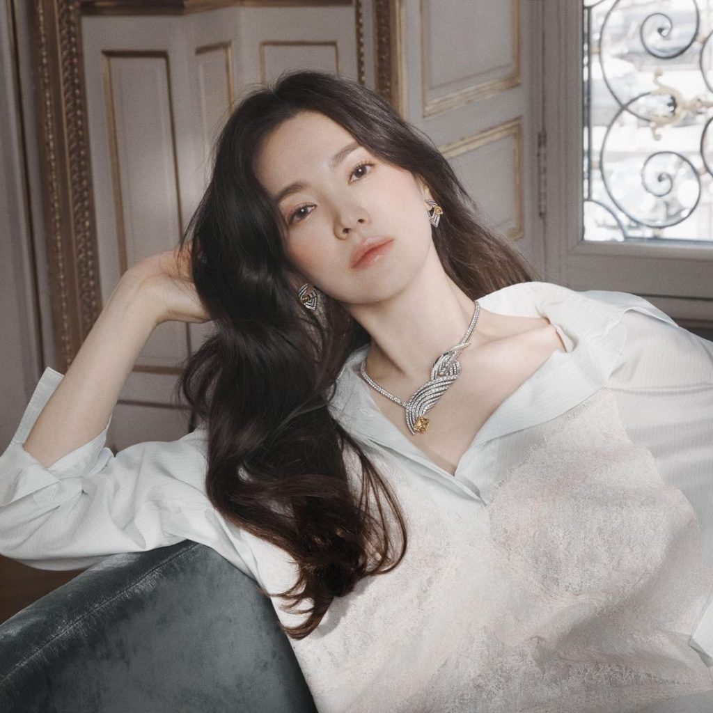 Làm dịu da nhạy cảm - Song Hye Kyo trong trang phục fendi và trang sức chaumet