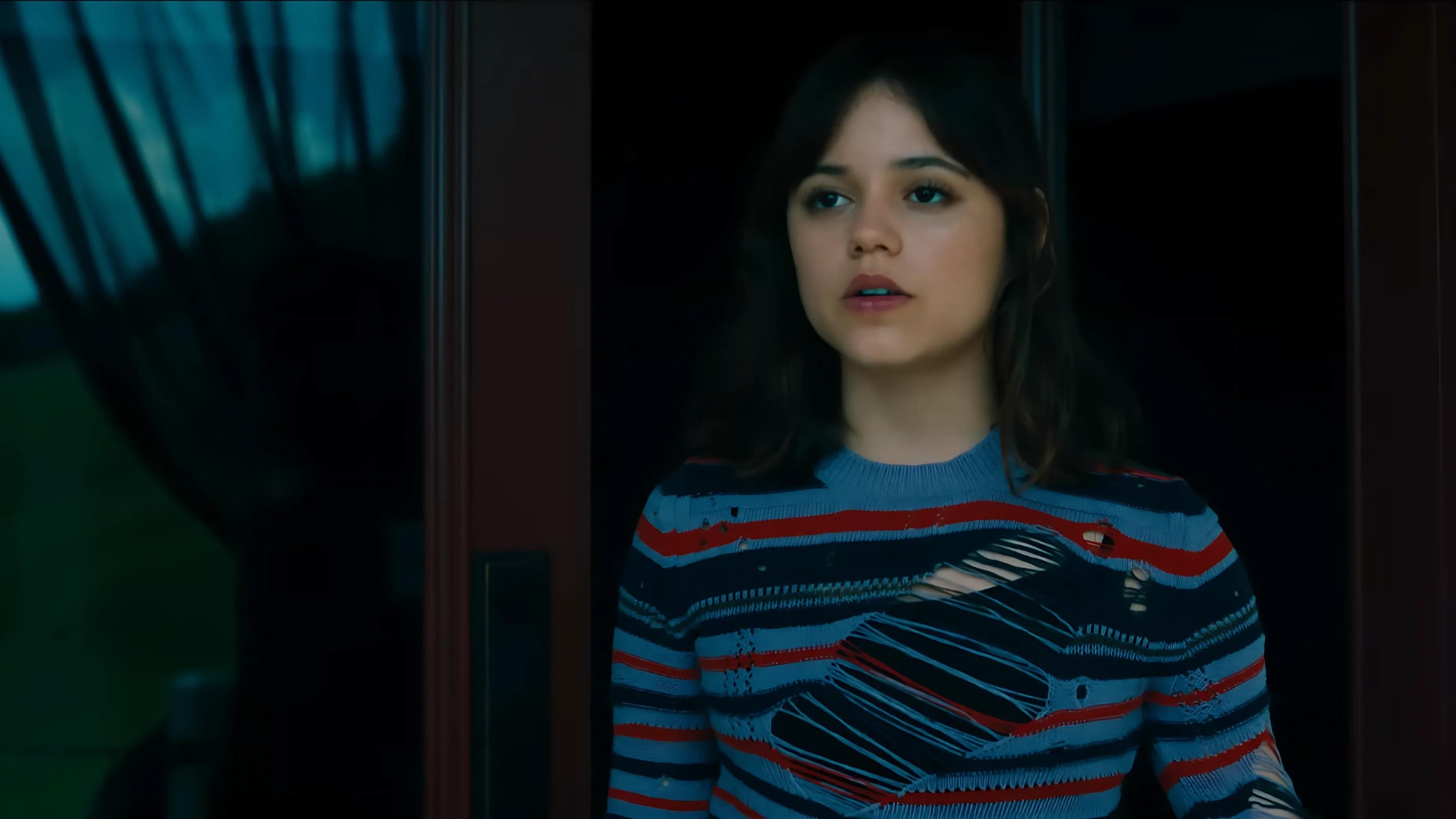 Beetlejuice - diễn viên Jenna Ortega mặc áo sweater sọc ngang và trang điểm nhẹ nhàng trong phim Beetlejuice Beetlejuice