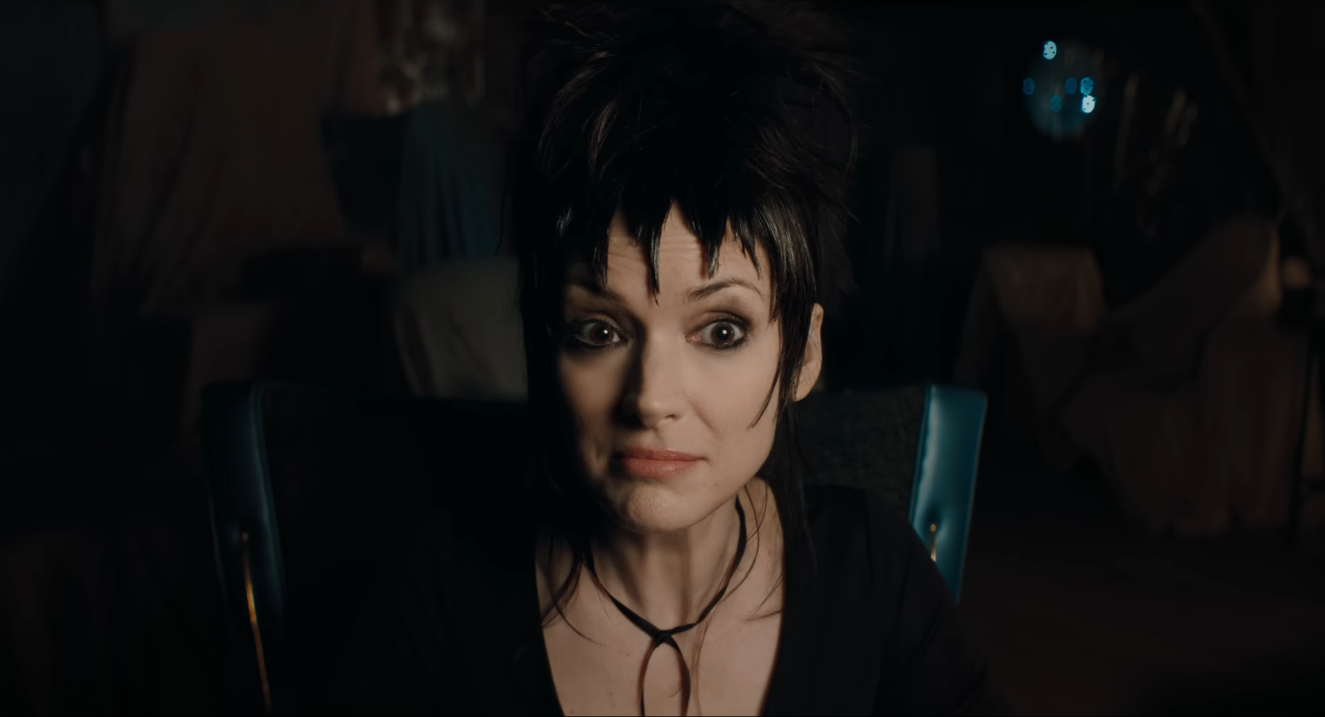 beetlejuice - diễn viên Winona Ryder vuốt gel định hình tóc mái nhọn để thủ vai nhân vật Lydia Deetz