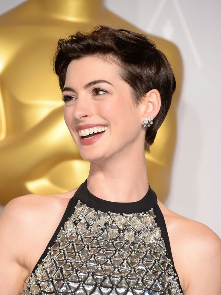 tóc ngắn - diễn viên Anne Hathaway để tóc pixie, mặc đầm dạ hội đính đá và cười rạng rỡ tại lễ trao giải