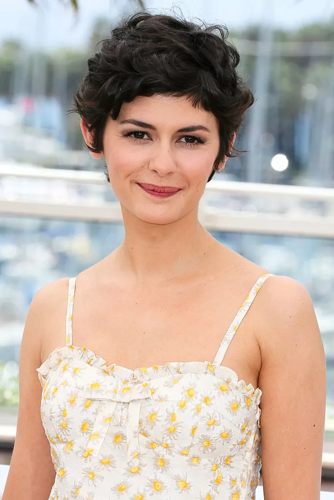 tóc ngăn - diễn viên Audrey Tautou mặc đầm hai dây hoa nhí và tạo kiểu tóc ngắn pixie uốn xoăn