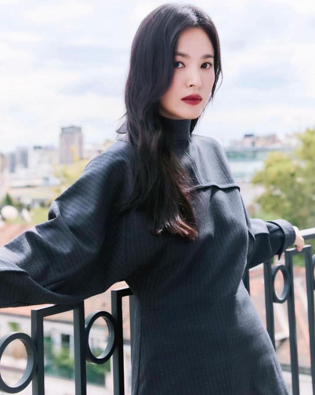 Song Hye Kyo mặc đầm tay dài màu đen và tạo kiểu tóc xõa thẳng để chụp ảnh tại Milan Fashion Week