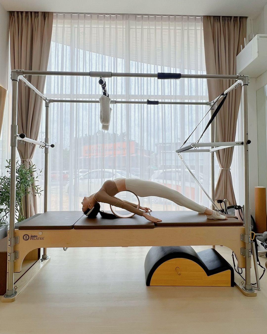 cô gái đang tập pilates cùng dụng cụ hỗ trợ