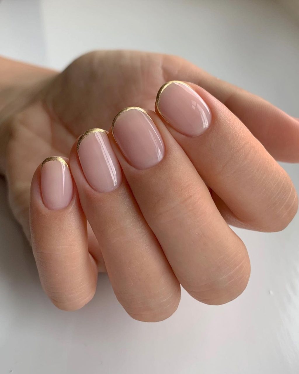 mẫu nail đơn giản hồng nude vẽ đầu móng vàng