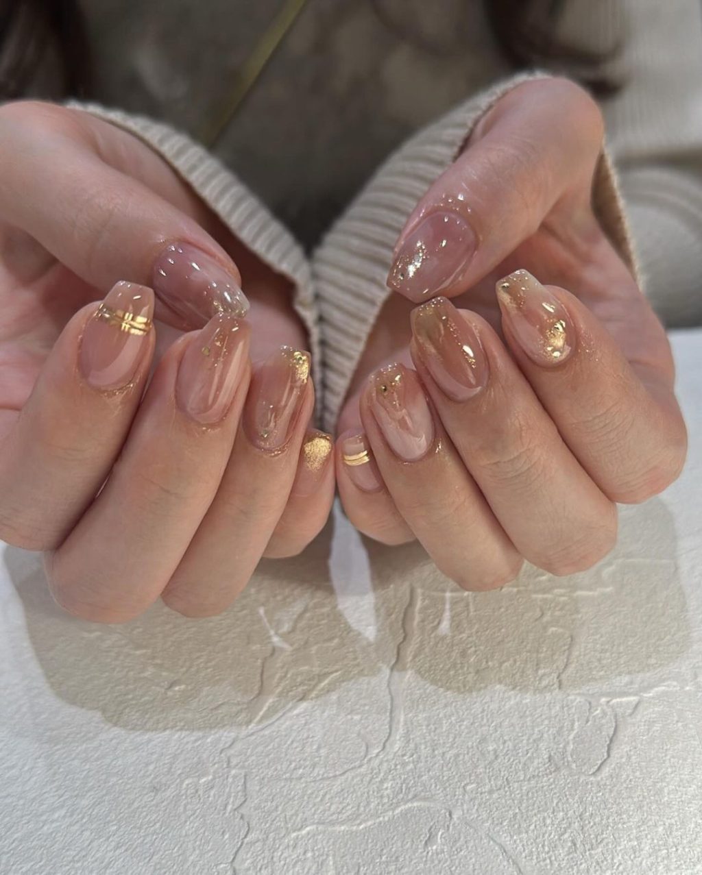 Mẫu nail hồng thạch họa tiết nhũ vàng