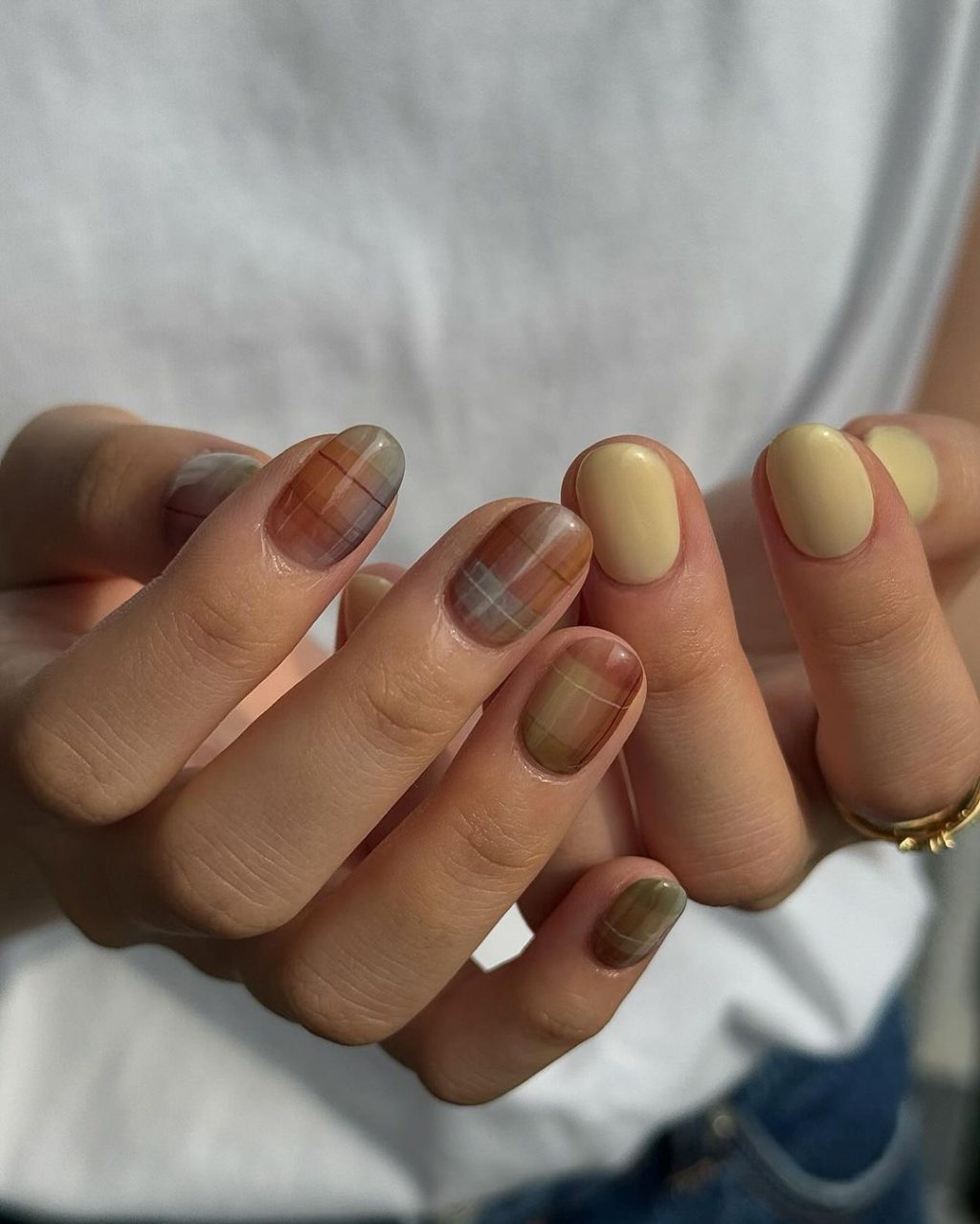 Mẫu nail họa tiết kẻ ô màu nâu cam kết hợp vàng bơ