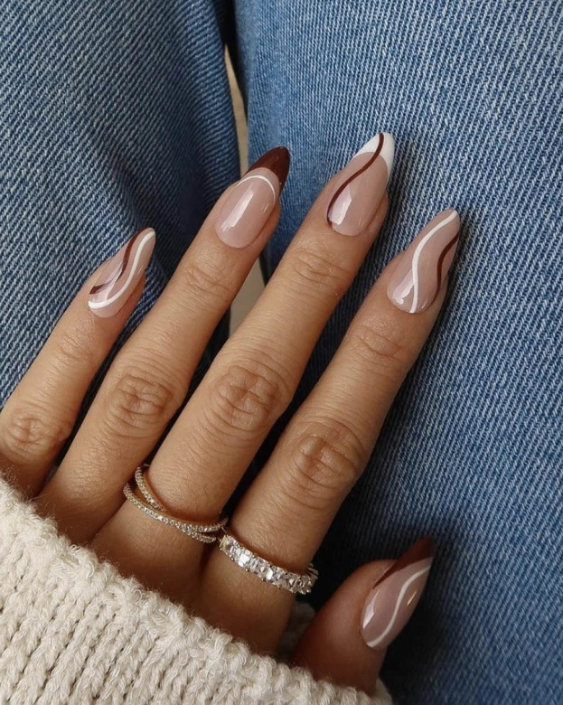 mẫu nail họa tiết lượn sóng vẽ đầu móng màu nâu và trắng