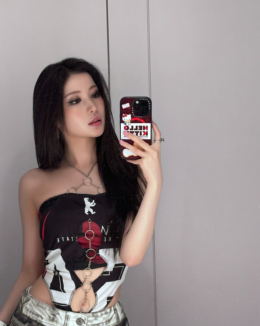 BabyMonster Asa đang selfie trước gương bằng điện thoại