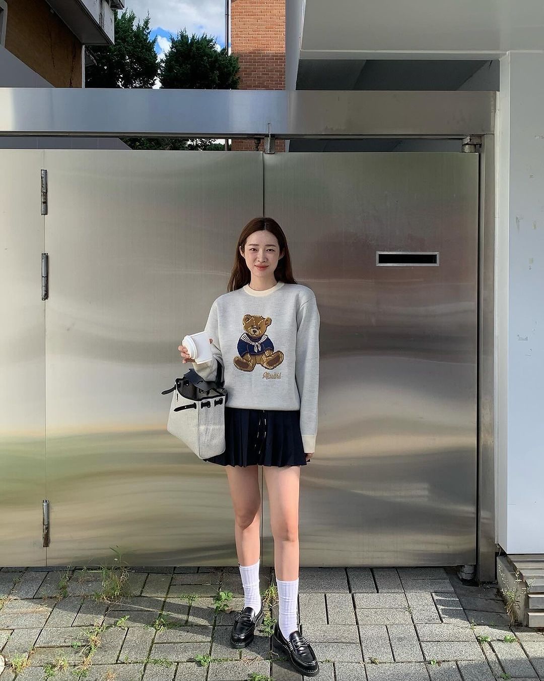 áo sweater phối giày lười