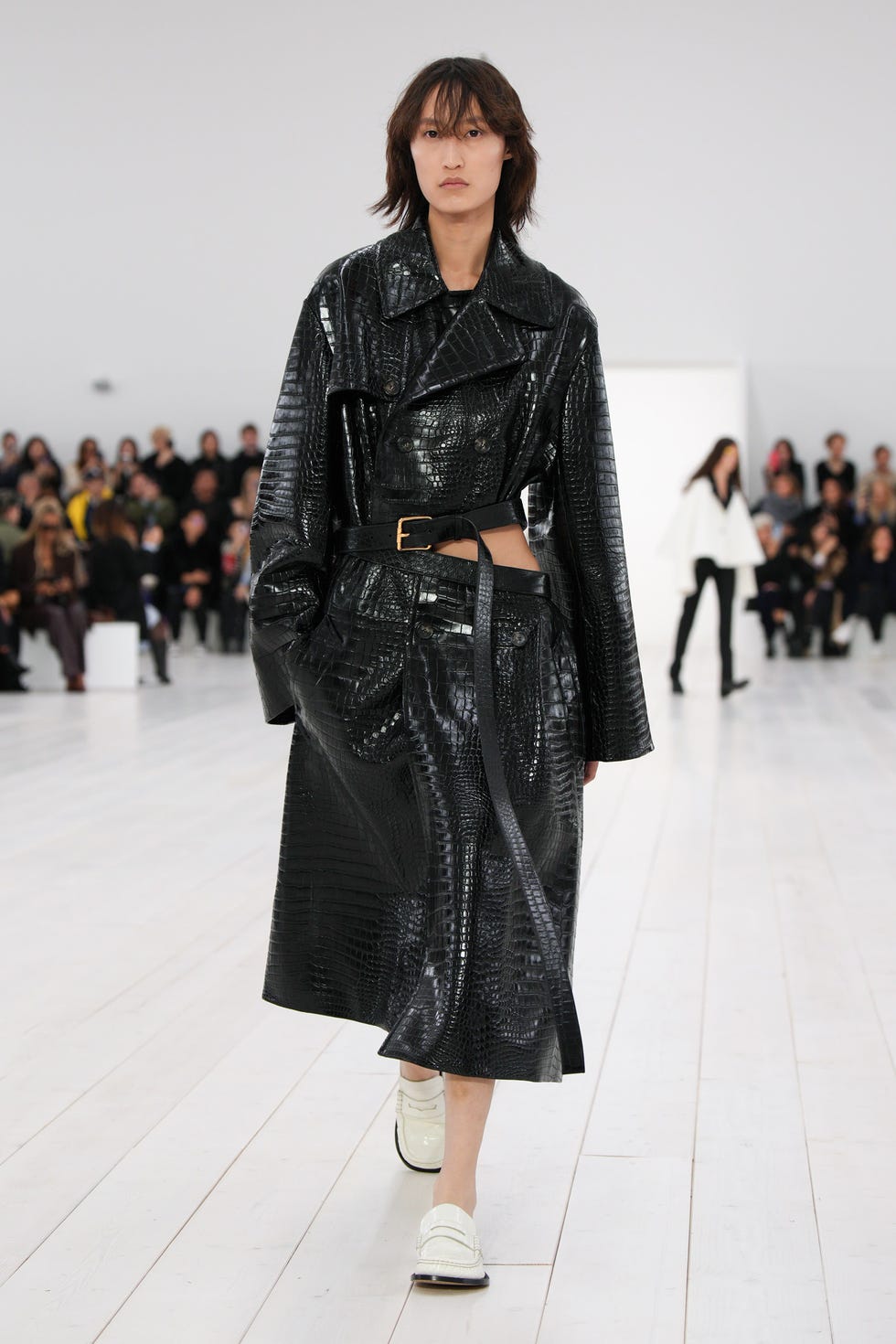 trench coat cắt xẻ da loewe