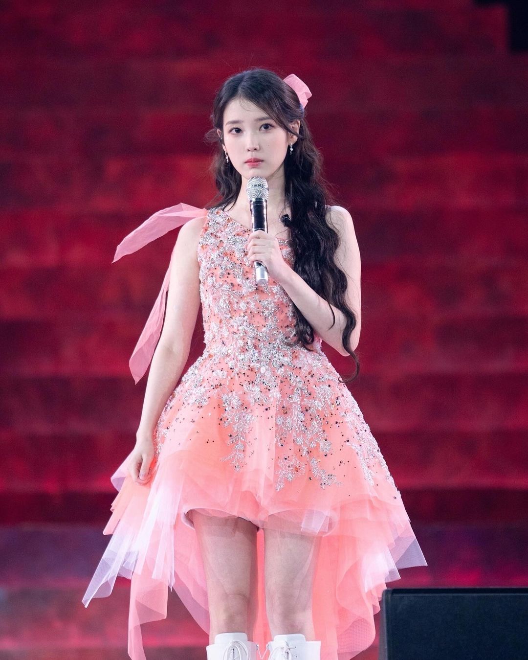 IU mang váy hồng trong đêm diễn của HEREH World Tour