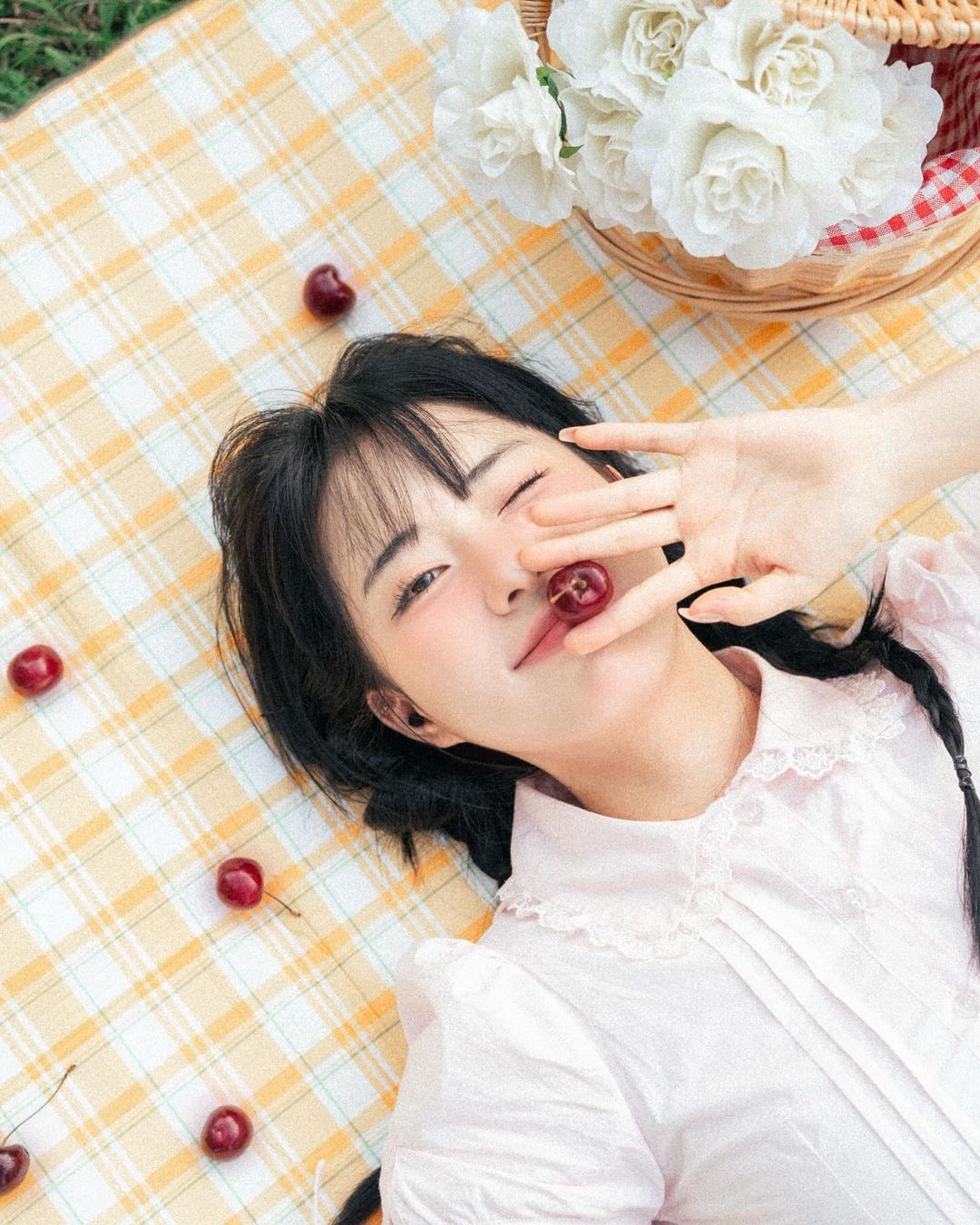 mặt nạ - Cô gái đặt cherry lên môi