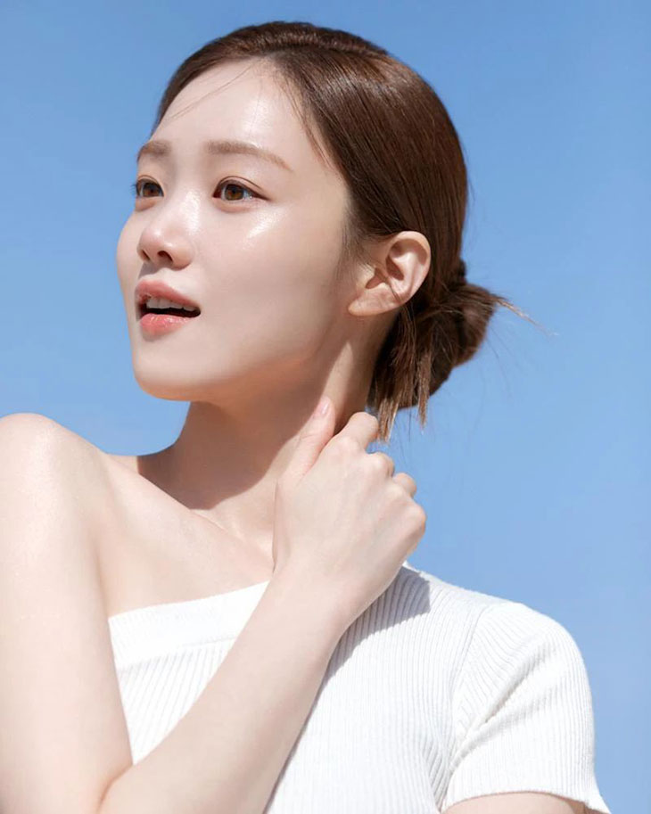 Lee Sung Kyung khoe làn da đẹp dưới bầu trời.