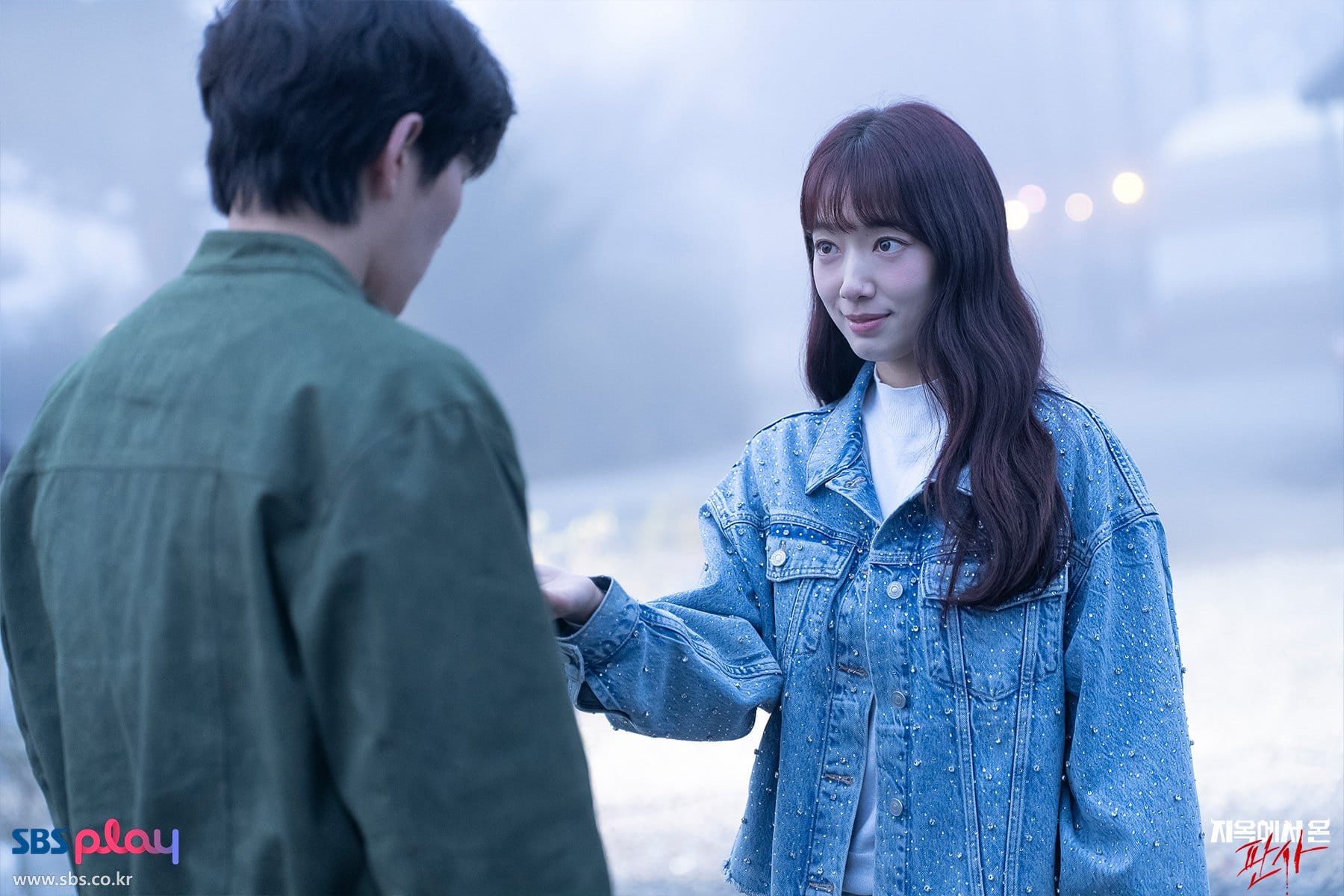 áo khoác denim Park Shin Hye trong "Thẩm phán từ địa ngục"