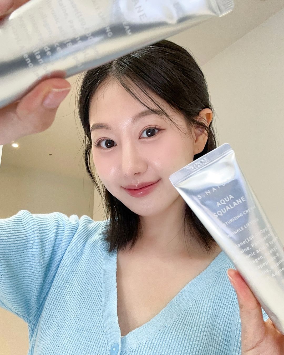 cô gái mặc áo màu xanh đang cười - collagen