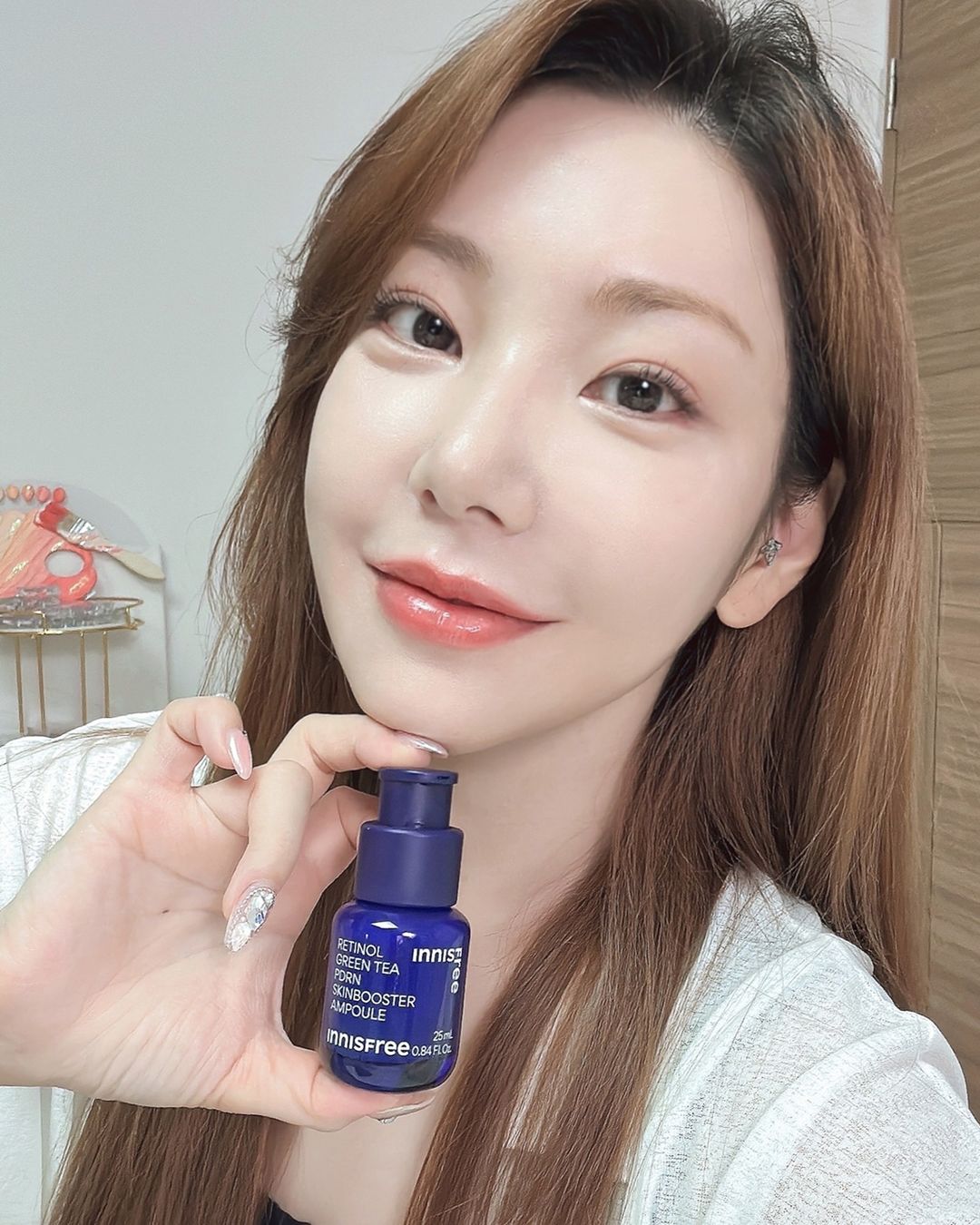 cô gái đang cầm lọ dưỡng da - collagen