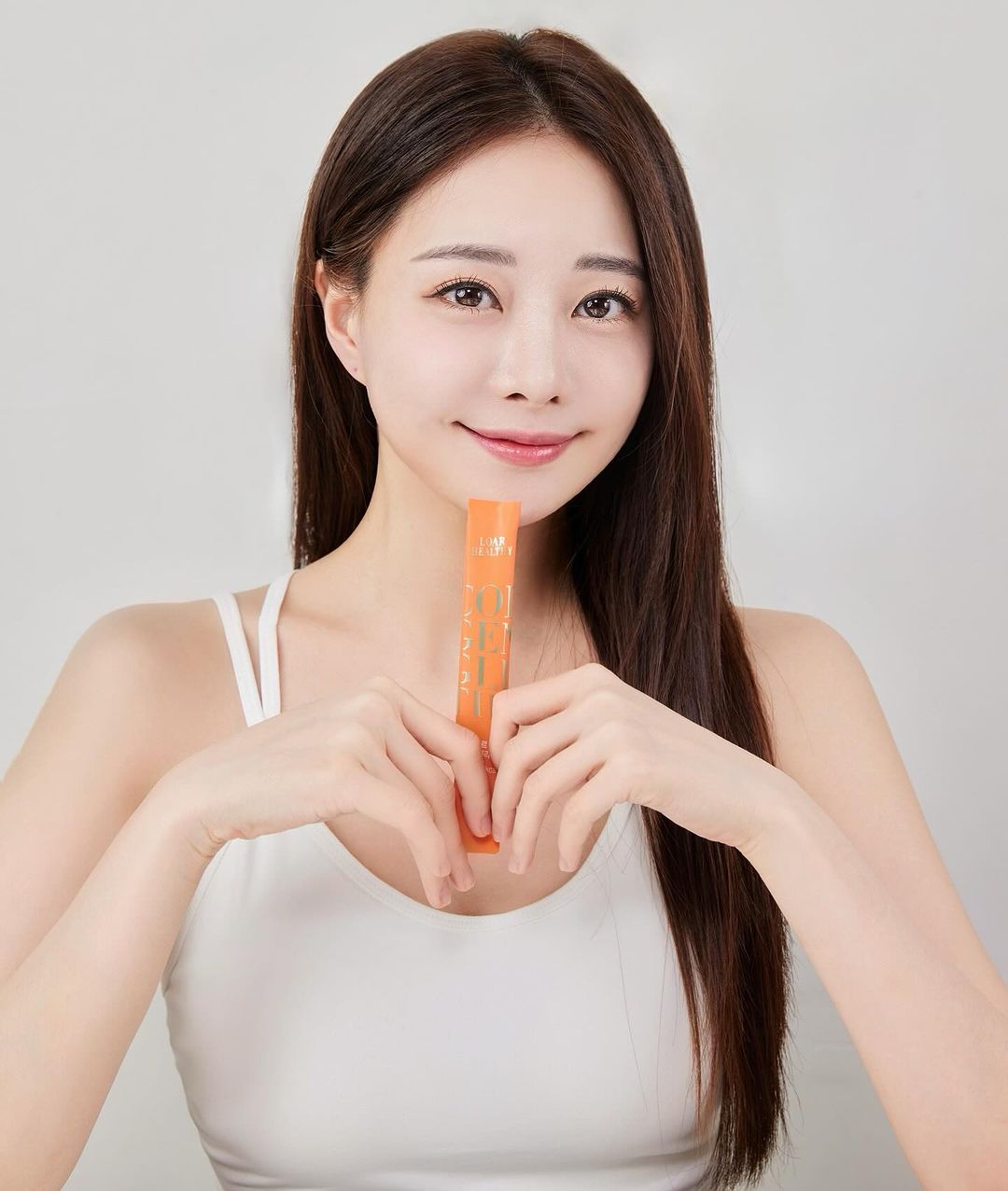 cô gái đang sử dụng collagen