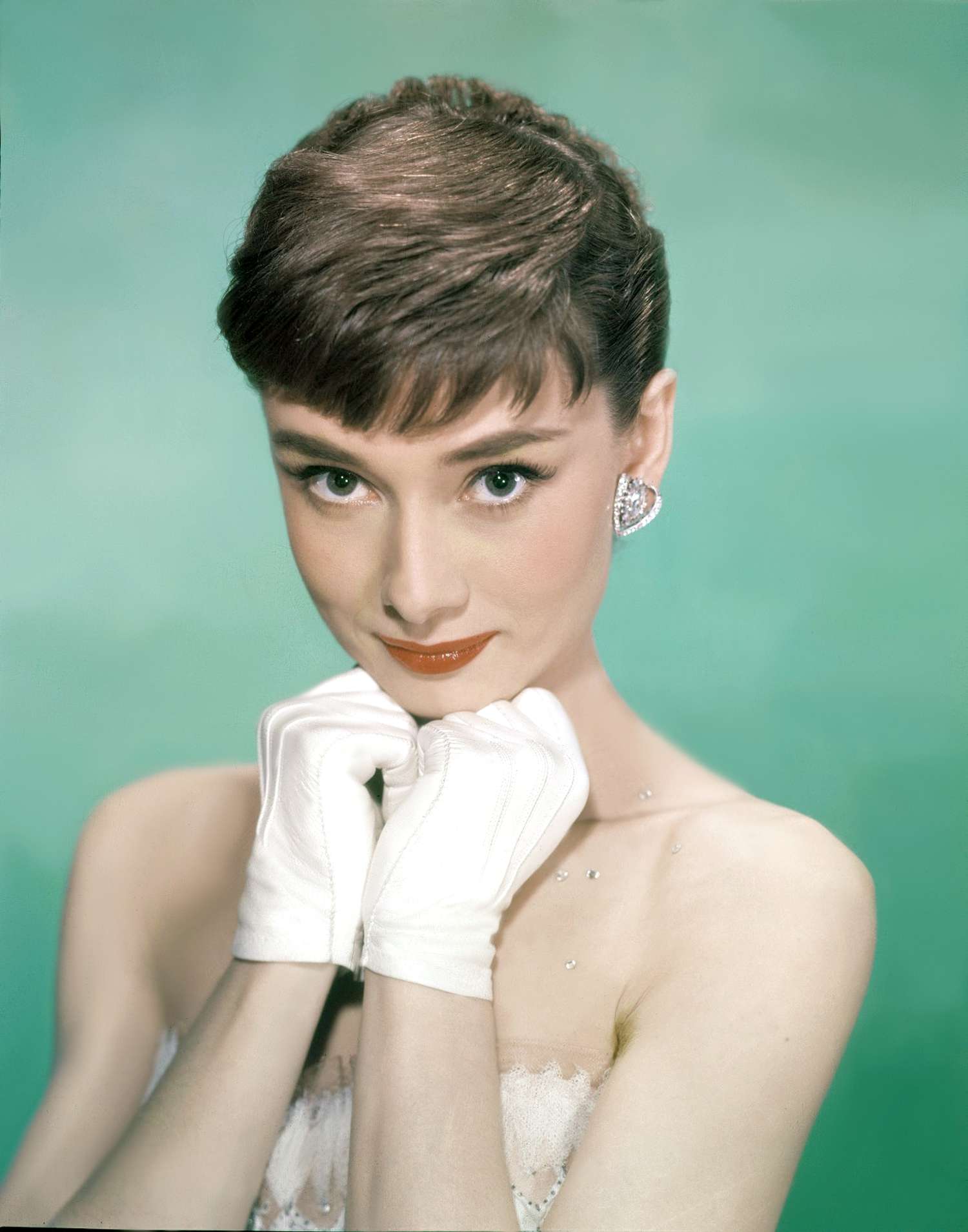 mặt vuông - Audrey Hepburn tạo kiểu tóc ngắn pixie và đeo găng tay màu trắng để chụp ảnh chân dung