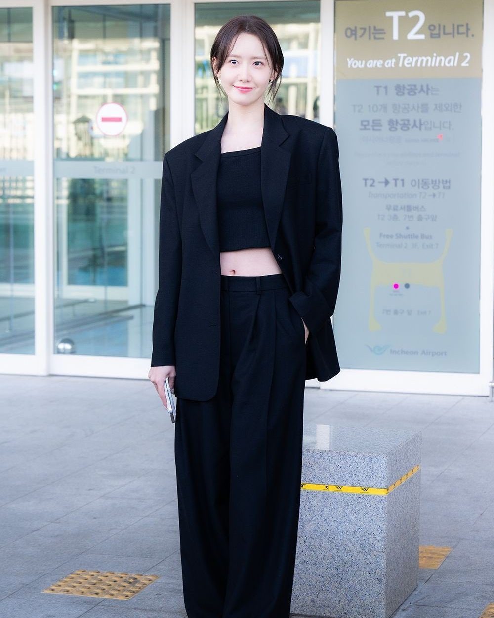 Yoona diện blazer đen công sở