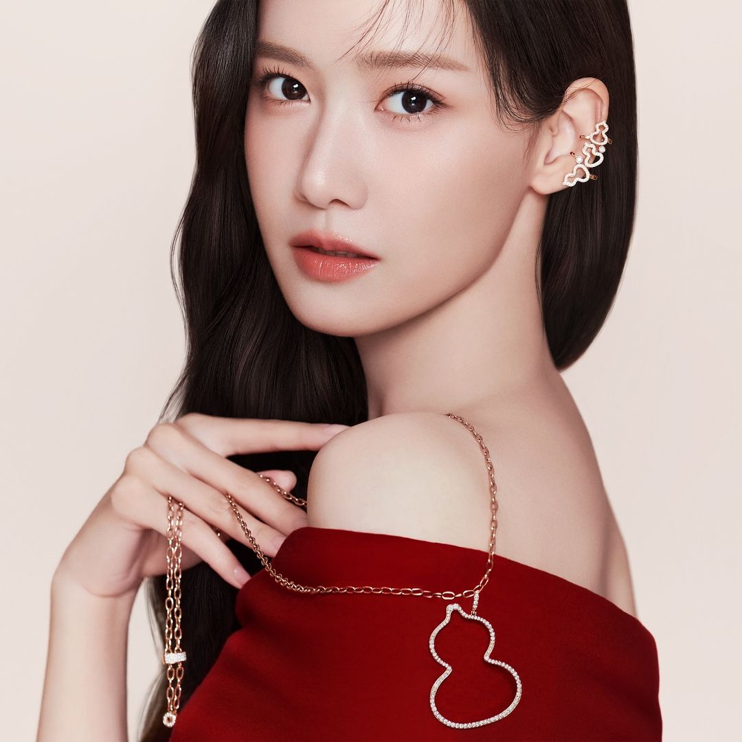 Yoona diện bông tai ôm vành